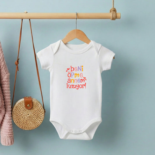 Beni Öpme Annem Kızıyor – %100 Pamuk Baskılı Bebek Badi | Kivvy SoftTouch™