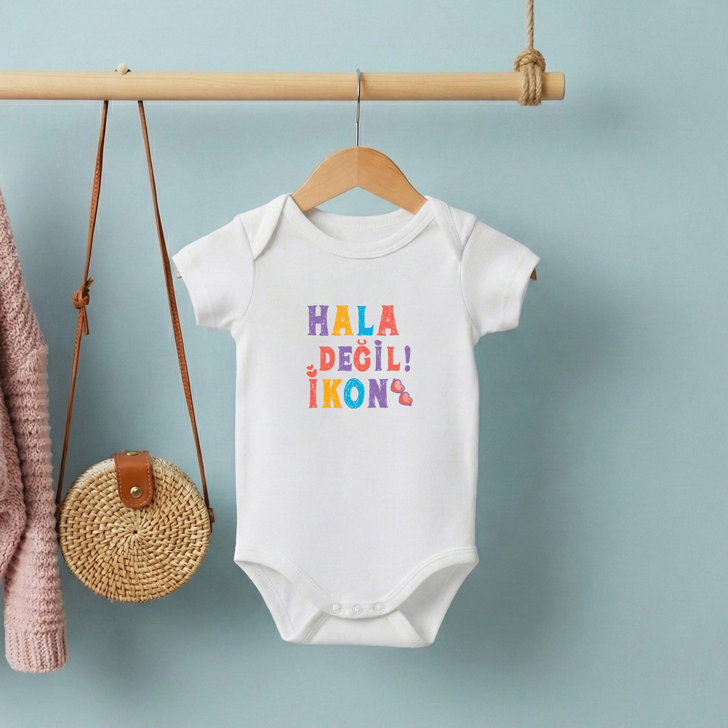 Hala Değil, İkon! – %100 Pamuk Baskılı Bebek Badi | Kivvy SoftTouch™