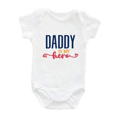 Kahramanım Babam – %100 Pamuk Baskılı Bebek Badi | Kivvy SoftTouch™