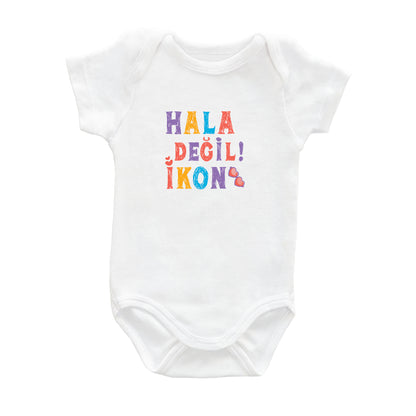 Hala Değil, İkon! – %100 Pamuk Baskılı Bebek Badi | Kivvy SoftTouch™