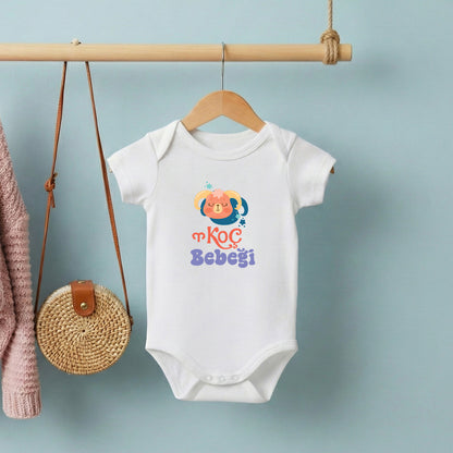 Koç Bebeği – Burç Temalı %100 Pamuk Baskılı Bebek Badi | Kivvy SoftTouch™