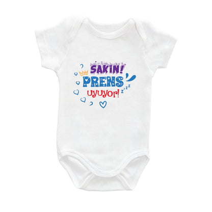 Sakin! Prens Uyuyor – %100 Pamuk Baskılı Bebek Badi | Kivvy SoftTouch™