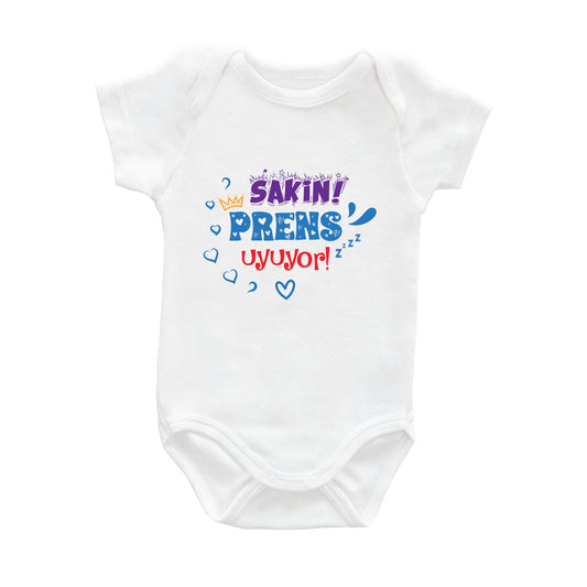Sakin! Prens Uyuyor – %100 Pamuk Baskılı Bebek Badi | Kivvy SoftTouch™