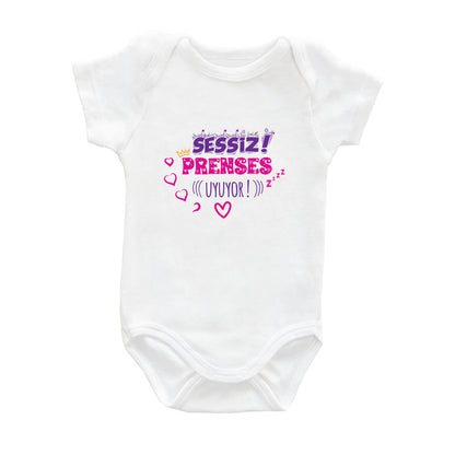 Sessiz Prenses Uyuyor – %100 Pamuk Baskılı Bebek Badi | Kivvy SoftTouch™