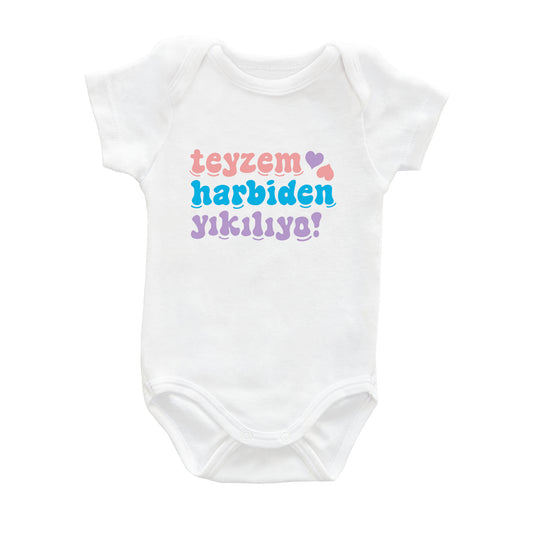 Teyzem Harbiden Yıkılıyor! – %100 Pamuk Baskılı Bebek Badi | Kivvy SoftTouch™