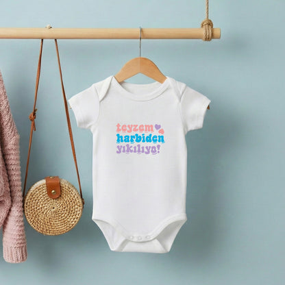 Teyzem Harbiden Yıkılıyor! – %100 Pamuk Baskılı Bebek Badi | Kivvy SoftTouch™