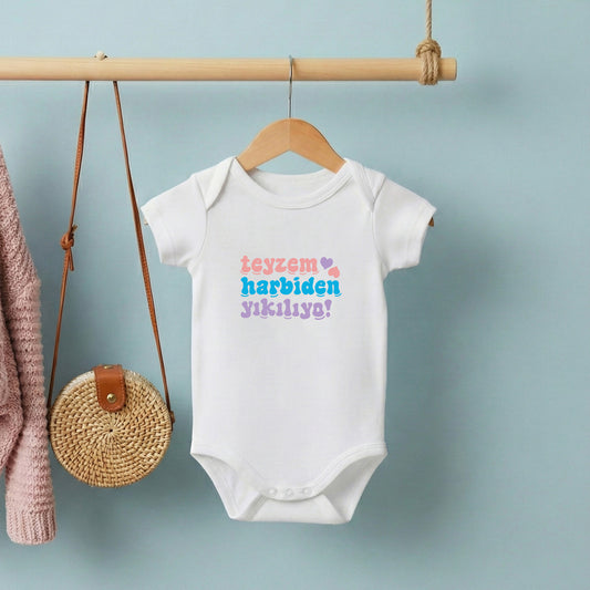 Teyzem Harbiden Yıkılıyor! – %100 Pamuk Baskılı Bebek Badi | Kivvy SoftTouch™